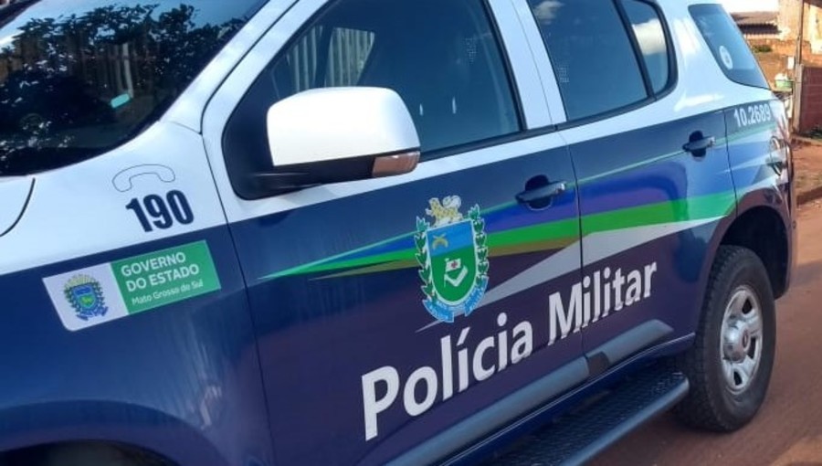 Homem invade residência, tenta matar mulher a facadas e ameaça policiais em Batayporã