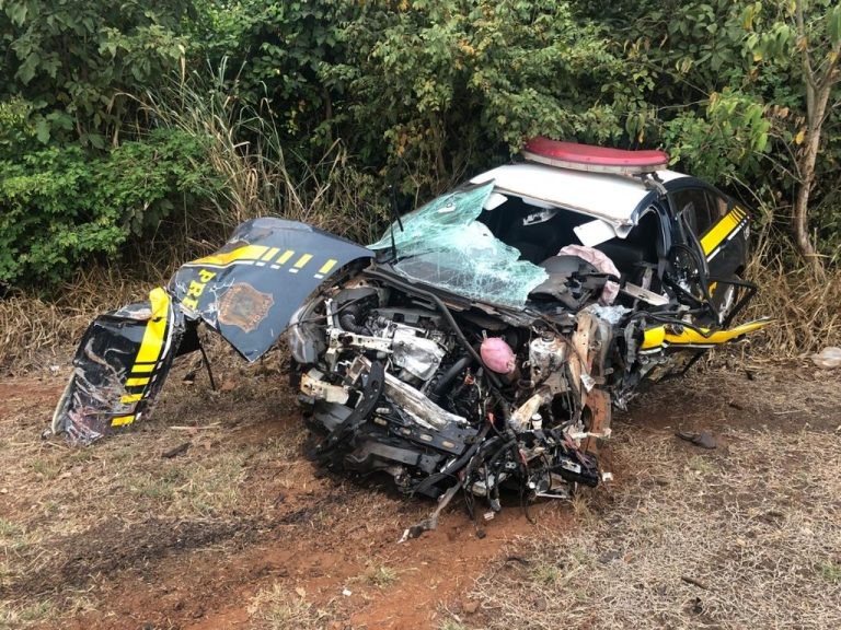 Nova Alvorada do Sul -  Grave acidente ocorrido entre viatura da PRF e carreta bi-trem na BR- 163