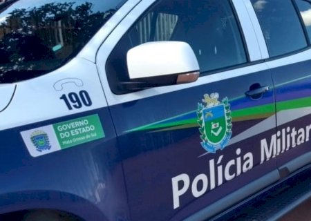 Homem invade residência, tenta matar mulher a facadas e ameaça policiais em Batayporã