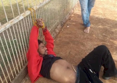 Suspeito é amarrado após ser flagrado furtando dentro de residência