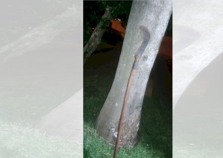 Homem é preso após ameaçar moradores com foice em Batayporã