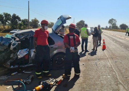 Colisão frontal entre carro e carreta faz vítima fatal na BR-158