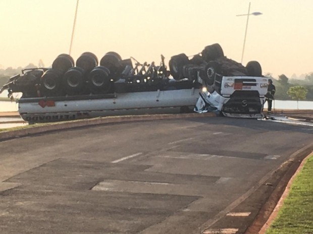 Carreta que transportava combustível tomba na Orla em Fátima do Sul