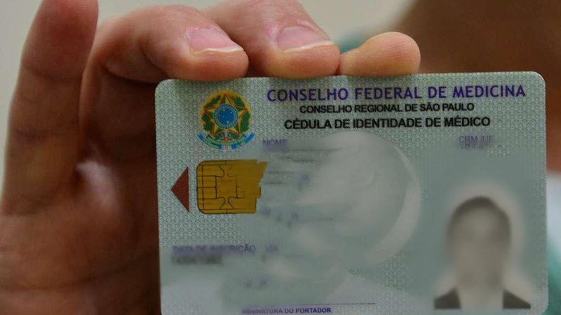 Médico tem registro cassado pelo CRM após deixar idosa com dor morrer em MS