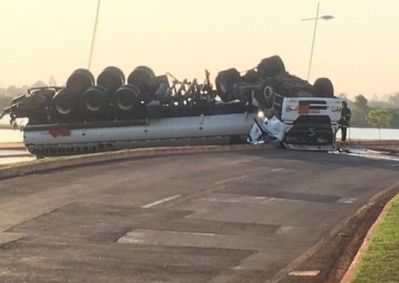 Carreta que transportava combustível tomba na Orla em Fátima do Sul