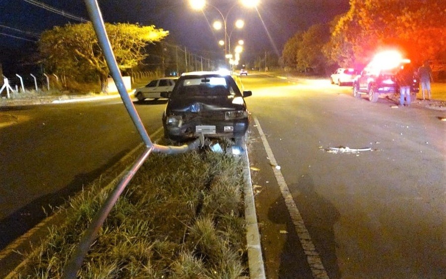 Batayporã: Condutor de carro atinge motociclista e tenta fugir, mas bate em poste e acaba detido pela PM