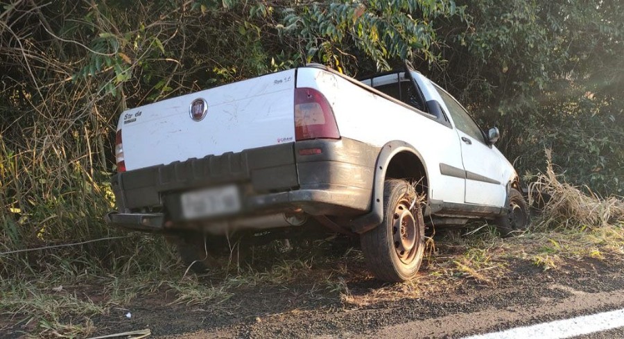 Picape capota na MS-276 em Batayporã, após condutor levar fechada de carreta