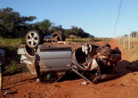 Range Rover capota na MS-276, entre as cidades de Batayporã e Anaurilândia