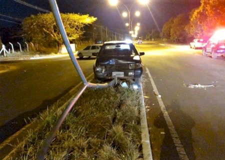 Batayporã: Condutor de carro atinge motociclista e tenta fugir, mas bate em poste e acaba detido pela PM