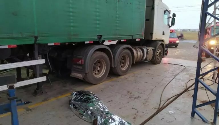 Trabalhador morre após ficar preso embaixo de carreta