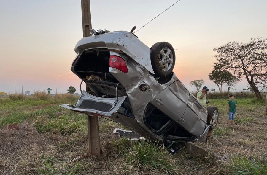 Batayporã - Corolla capota e família sai ilesa do acidente na rodovia MS-276