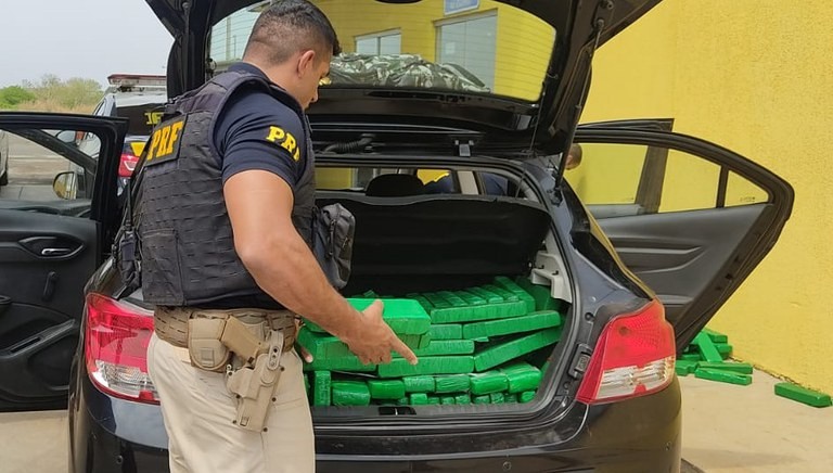 PRF apreende 337 Kg de maconha em Naviraí
