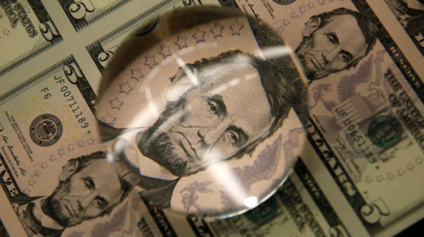 Bolsa cai mais de 2% com mercado reagindo a atos de 7 de Setembro; dólar sobe