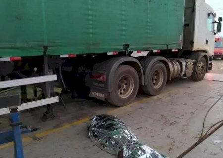 Trabalhador morre após ficar preso embaixo de carreta