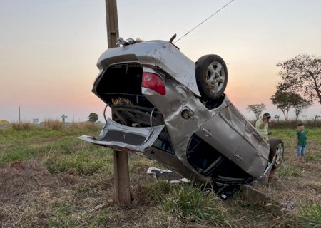 Batayporã - Corolla capota e família sai ilesa do acidente na rodovia MS-276
