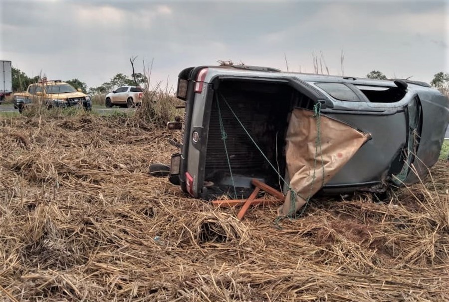 Veículo com placas de Nova Andradina capota na MS-276, entre Batayporã e Anaurilândia