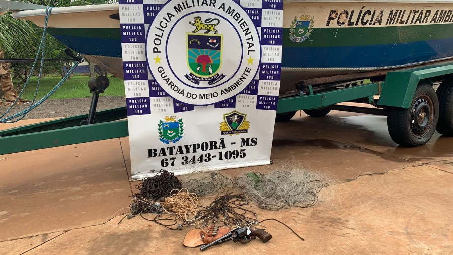 PMA de Batayporã surpreende e persegue durante o temporal à noite pescadores em lancha
