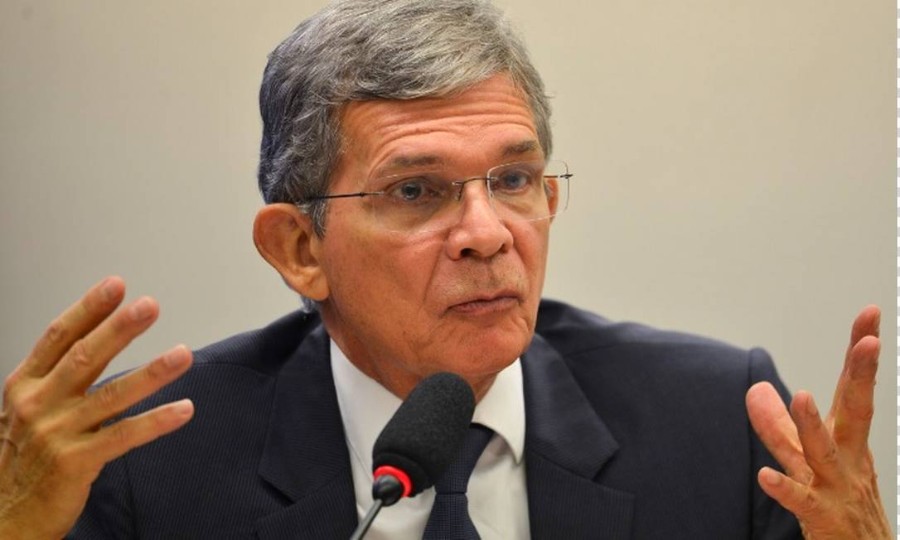 Presidente da Petrobras diz que se preço da gasolina for represado, vai haver desabastecimento