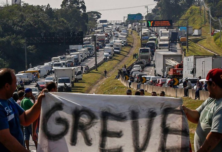 Congelar \'não resolve problema\', e greve está mantida, dizem caminhoneiros.