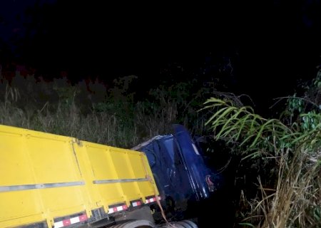 Carreta invade pista contrária em rodovia de MS, bate de frente com outra e motorista morre