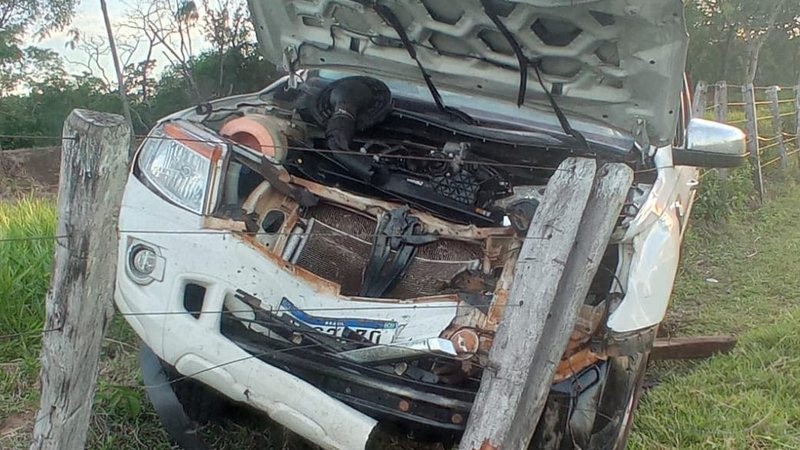 Camionete vai parar em cerca de arame farpado após atropelar vaca na BR-262