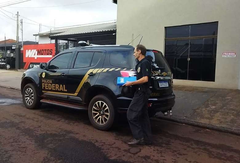 Após buscas, policiais federais deixam casa de vereadora com pastas de documentos