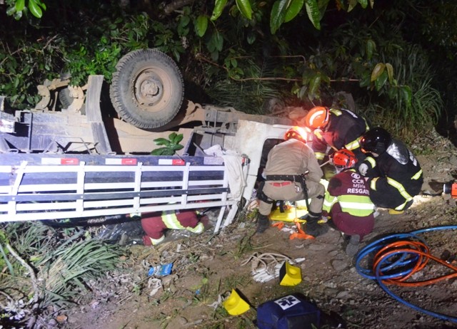 Motorista fica preso as ferragens após capotamento de Camionete na BR-163