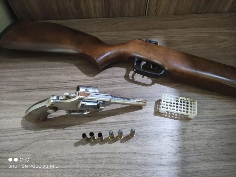 Polícia Militar de Glória de Dourados apreende duas armas durante atendimento de ocorrência.