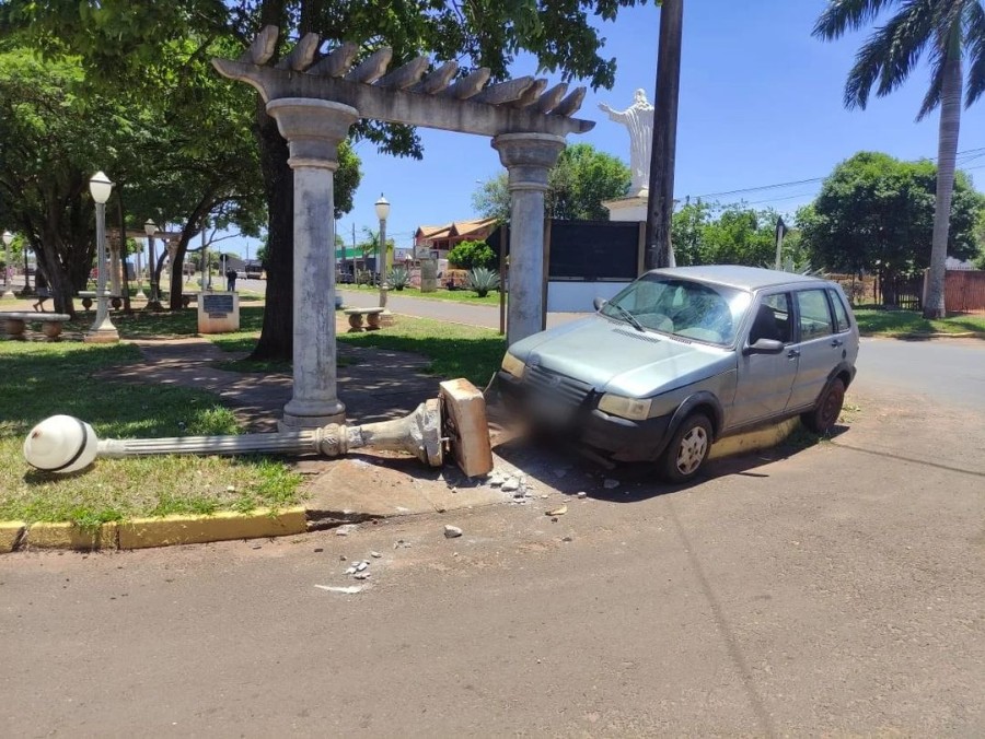Condutor embriagado é preso pela Polícia Militar após derrubar poste de iluminação em Anaurilândia.