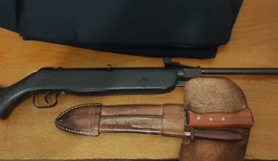 Anaurilândia -Polícia Militar apreende espingarda e faca durante ocorrência de violência doméstica em fazenda