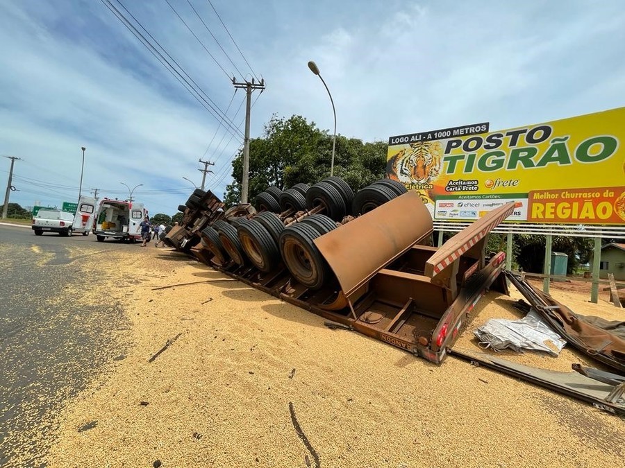 Carreta carregada com cerca de 30 toneladas de soja tomba em trecho em Batayporã
