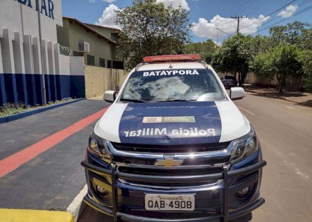 Polícia militar conduz para a delegacia duas pessoas por desacato, ameaça e vias de fato em Batayporã