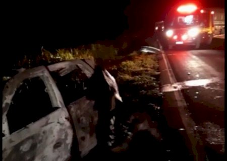 Após colisão entre carro e carreta na região do Rio Samambaia homem morre