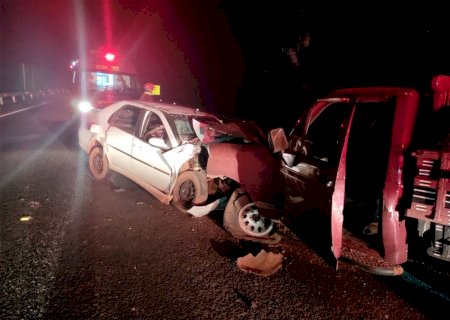 Colisão frontal entre carro e caminhonete deixa uma pessoa ferida na BR 163