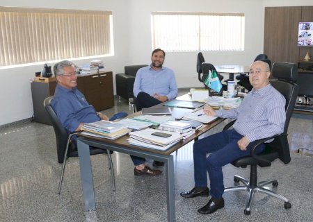 Nova Andradina - Secretário Especial de Relações Institucionais da Seinfra Roberto Hashioka reuniu com prefeito Gilberto Garcia.