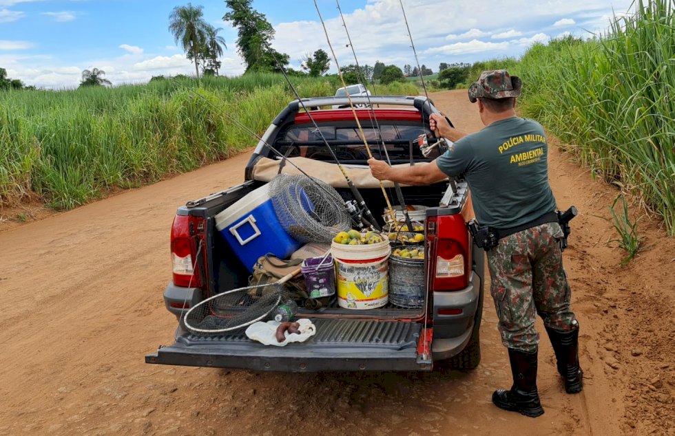 PMA de Naviraí autua em R$ 1,5 mil pescador antes que iniciasse pescaria no rio Amambai durante a piracema e apreende petrechos de pesca.