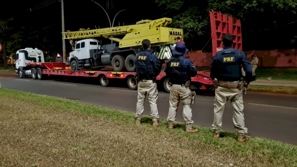 Caminhão guindaste é apreendido com 209,4 quilos de droga em Ponta Porã.