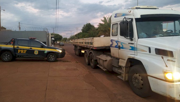 PRF recupera carreta em Nova Alvorada do Sul