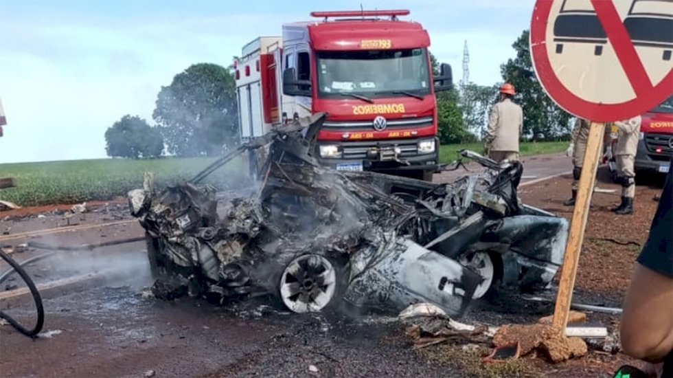 Acidente entre carro e caminhão mata uma pessoa carbonizada entre Dourados e Fátima do Sul