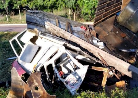 Caminhoneiro morre ao bater caminhão em poste da BR-262