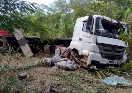 Carreta sai da pista e motorista vai parar no ponto socorro em cidade no MS.
