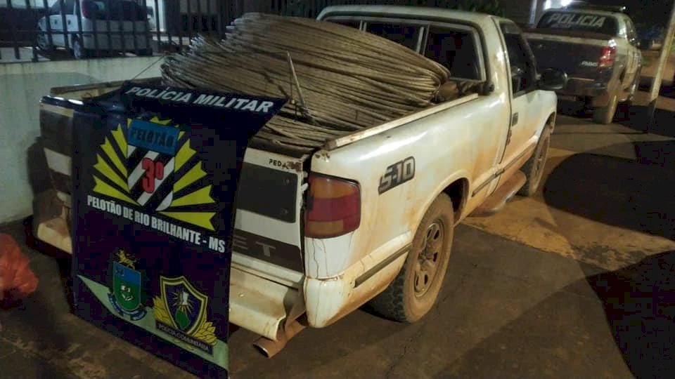 Polícia Militar flagra caminhonete lotada de cabos de rede.