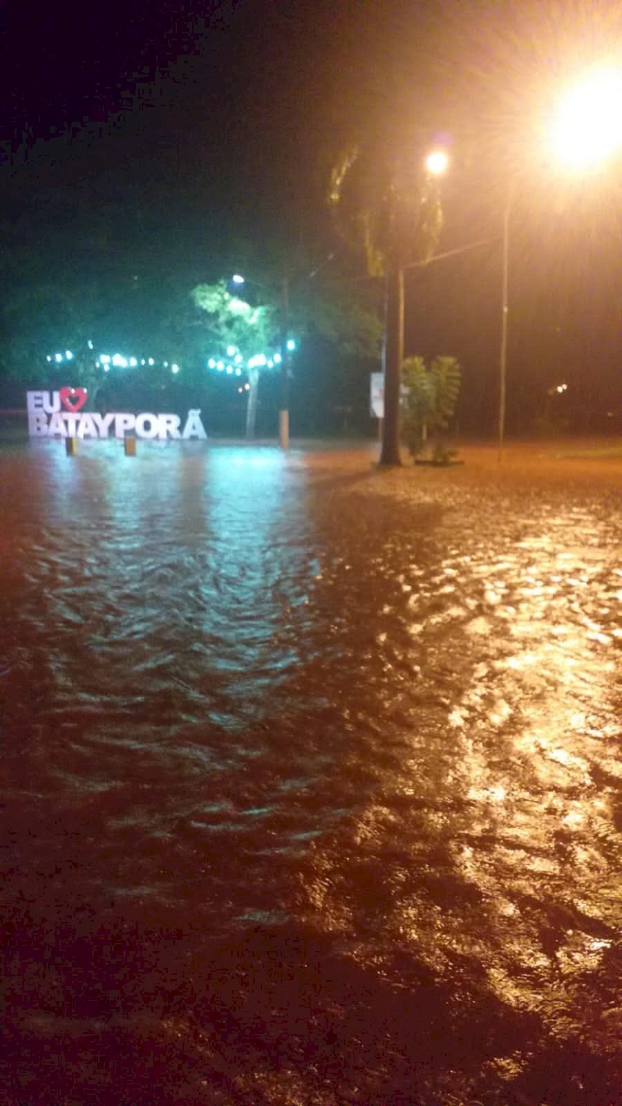 Batayporã- Lagoa do Sapo não suporta o volume de chuva e volta a inundar avenida e terrenos ao seu entorno.