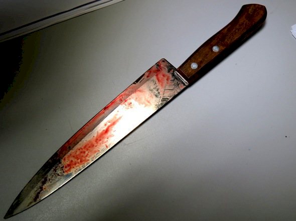 Homem é esfaqueado por esposa e ao fugir cai em frente a uma viatura da PM