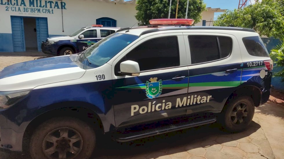 Polícia Militar conduz dois homens por distribuição de moeda falsa, em Glória de Dourados.