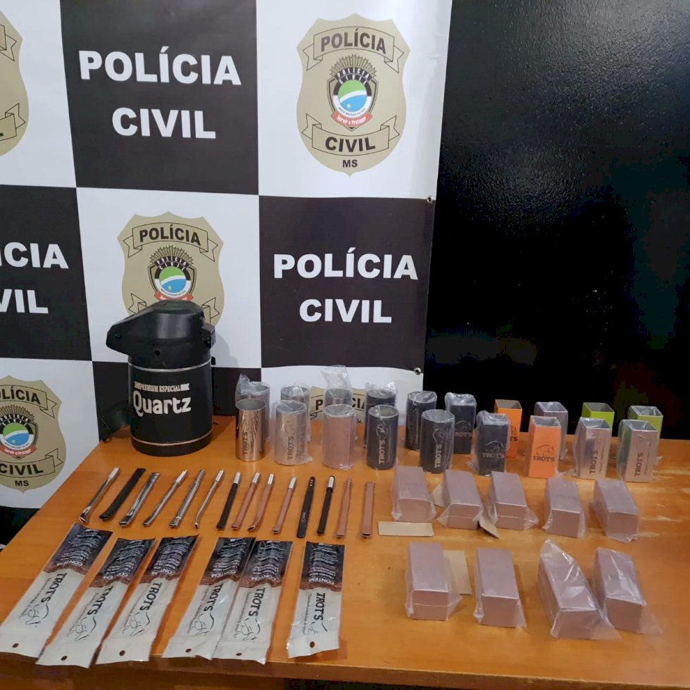 Policiais civis prendem suspeitos de furtar caminhão e recuperam objetos subtraídos