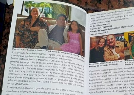 Bíblias doadas em evento do MEC tinham fotos de pastores e Ribeiro