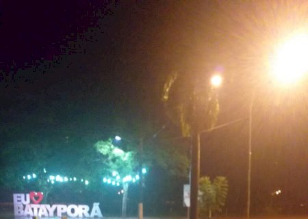 Batayporã- Lagoa do Sapo não suporta o volume de chuva e volta a inundar avenida e terrenos ao seu entorno.