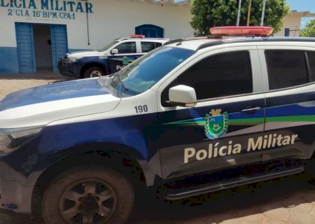 Polícia Militar conduz dois homens por distribuição de moeda falsa, em Glória de Dourados.
