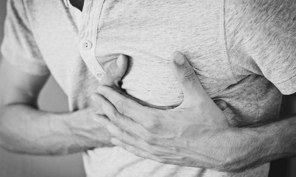Homem de 20 anos é internado em UTI com problema pulmonar após masturbação; entenda o caso